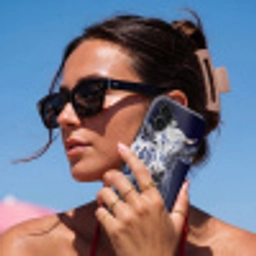 Koe - Delfts - Blauw - Artistiek Toughcase MagSafe Apple iPhone 17 klein -Sfeer2V