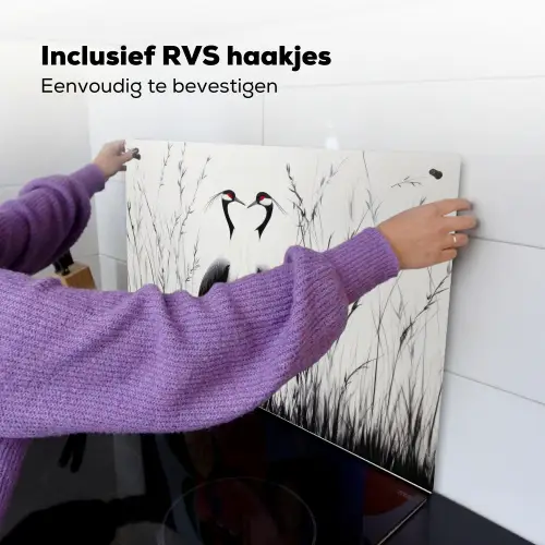Kraanvogels - Gras - Hartvorm - Zwart Inductie beschemer met haakjes klein -ky-ophangen-nl
