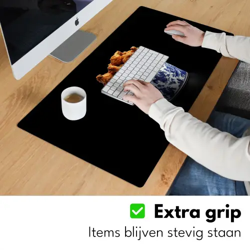 Kip - Bucket - Delfts blauw - Lekker Muismat XXL klein -sfeer3