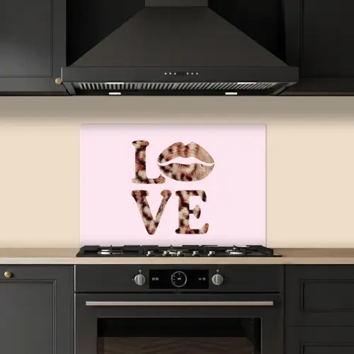 Tekst - Love - Pantervacht - Lichtroze keuken achterwand spatscherm klein -sfeer1