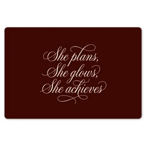 She plans she glows she achieves - Rood - Cursief Placemat vinyl groot -zzsfeer1_Kitchenyeah-website