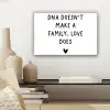 Engelse quote "DNA doesn't make a family, love does" met een hartje op een witte achtergrond canvas 2cm klein -sfeer6