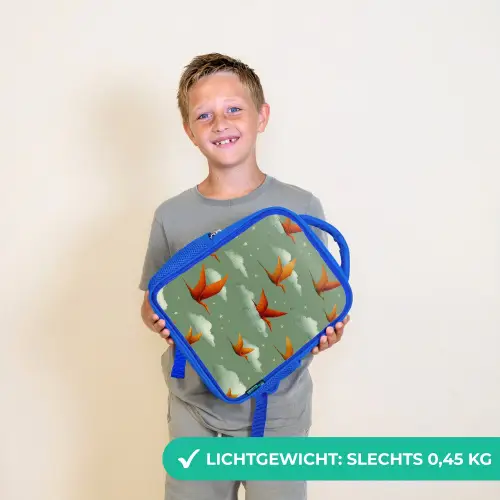 Dinosaurussen - Wolken - Sterren - Oranje Kinderrugzak - Blauw middel -sfeer1_NL