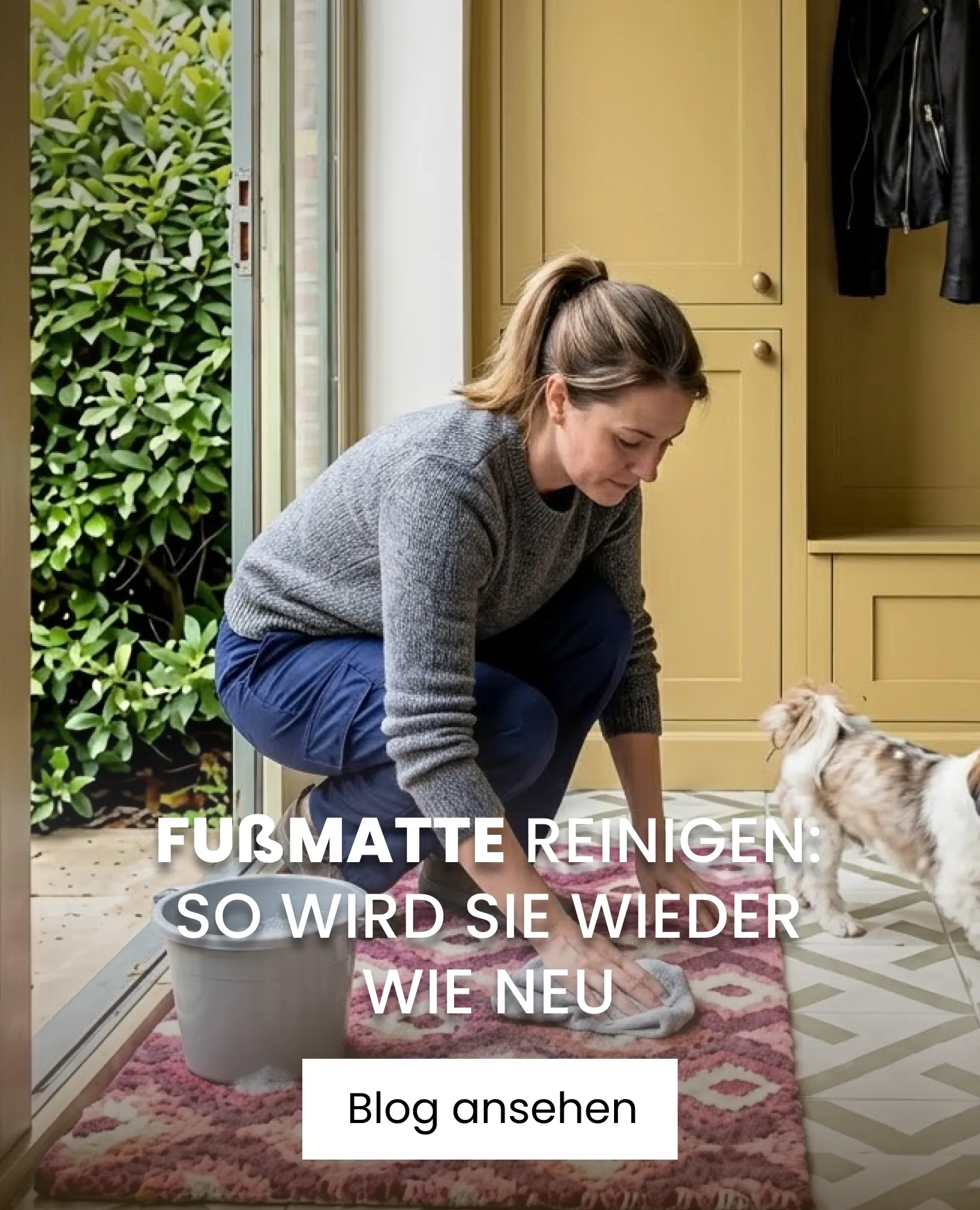 Frau, die die Fußmatte reinigt