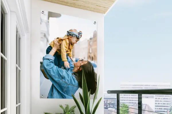 Tuinposter balkon met moeder en kind