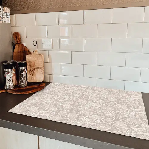 Bloemenprint - Grijs - Crème Inductie beschermer vinyl 3mm klein 276 -sfeer3