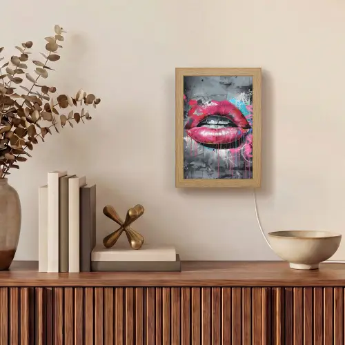 Lippen - Felroze - Graffiti - Verfstrepen Light Box met kabel (Tafellamp) klein -sfeer2