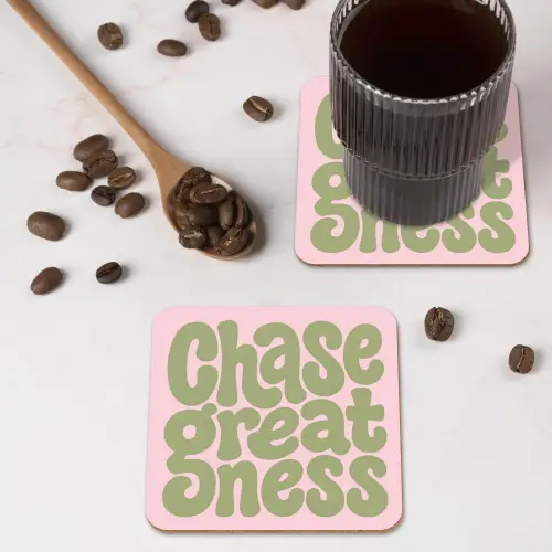 Chase greatness - Groen - Roze - Retro onderzetter kurk middel -sfeer2