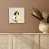Vrouw - Bloem - Geel - Minimalistisch aluminium wit klein -sfeer4