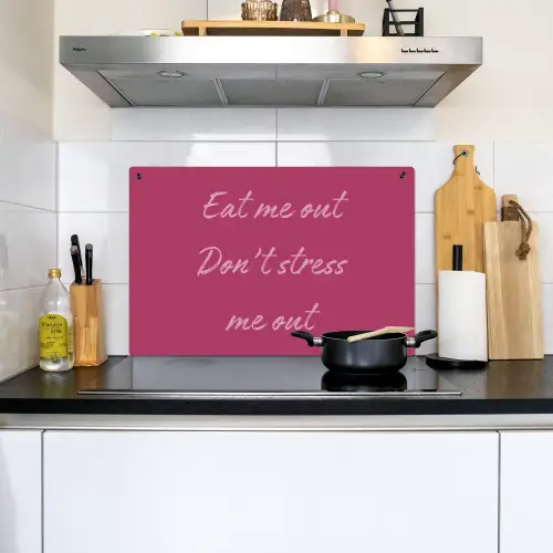 eat me out don't stress me out - Roze - Minimalistisch Inductie beschemer met haakjes klein -sfeer2