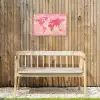 Wereldkaart - Roze - Vaag Tuinposter op houten frame 2 cm dik klein -sfeer4