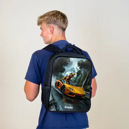 T-Rex op oranje sportauto in regenachtig woud Rugzak - Zwart middel -sfeer8