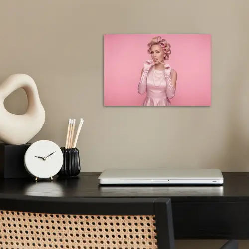 Vrouw - Roze - Parelketting - Krulspelden poster papier klein -sfeer1