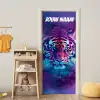 Neon tijgerkop met felle kleuren en de tekst “Deze kamer is van: jouw naam”. deurposter klein -sfeer4