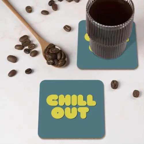Chill out - Geel - Blauw onderzetter kurk middel -sfeer2