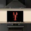 Kreeft - Glossier Rood - Zwart keuken achterwand spatscherm klein -sfeer1