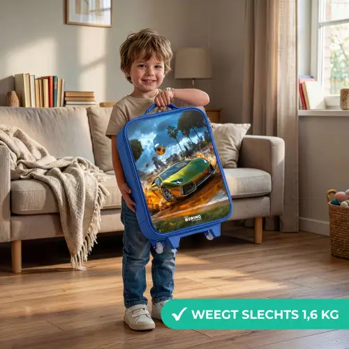 Sportauto knalt door voetbalveld met bal Kinderkoffer - Blauw klein -sfeer2_NL