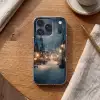 Winterdorp - Sneeuw - Donker Telefoonhoesje iPhone 17 Pro klein -sfeer1