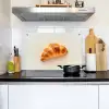 Croissant - Brood - Beige Inductie beschemer met haakjes klein -sfeer2