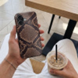 Python - Schubben - Brons Toughcase MagSafe Apple iPhone 17 klein -Sfeer1M