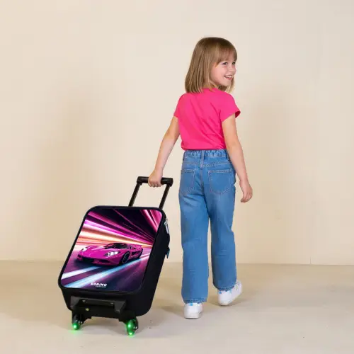 Roze raceauto flitst door neonlicht Kinderkoffer - Zwart klein -sfeer1