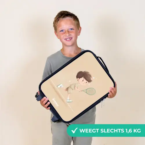 Jongen speelt tennis op zandkleurige achtergrond Kinderkoffer - Zwart klein -sfeer4_NL