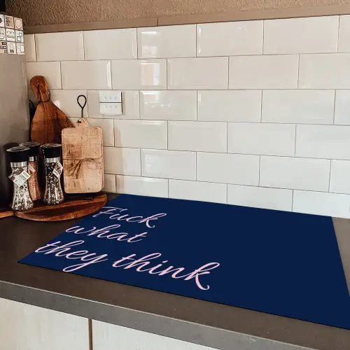 Fuck what they think - Blauw - Cursief Inductie beschermer vinyl 3mm klein -sfeer3
