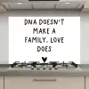 Engelse quote "DNA doesn't make a family, love does" met een hartje op een witte achtergrond keuken achterwand spatscherm klein -3d_website