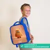 Oranje Pluizig Monster met Hoorns Kinderrugzak - Blauw middel -sfeer3_NL