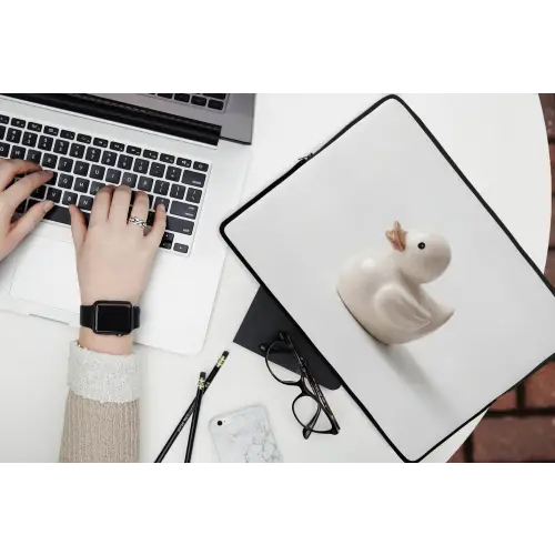 Badeend - Minimalistisch - Wit laptophoes neopreen klein -bureau