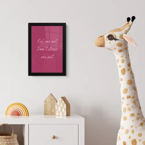 eat me out don't stress me out - Roze - Minimalistisch fotolijst zwart zonder passe partout klein -usfeer4_kinderkamer