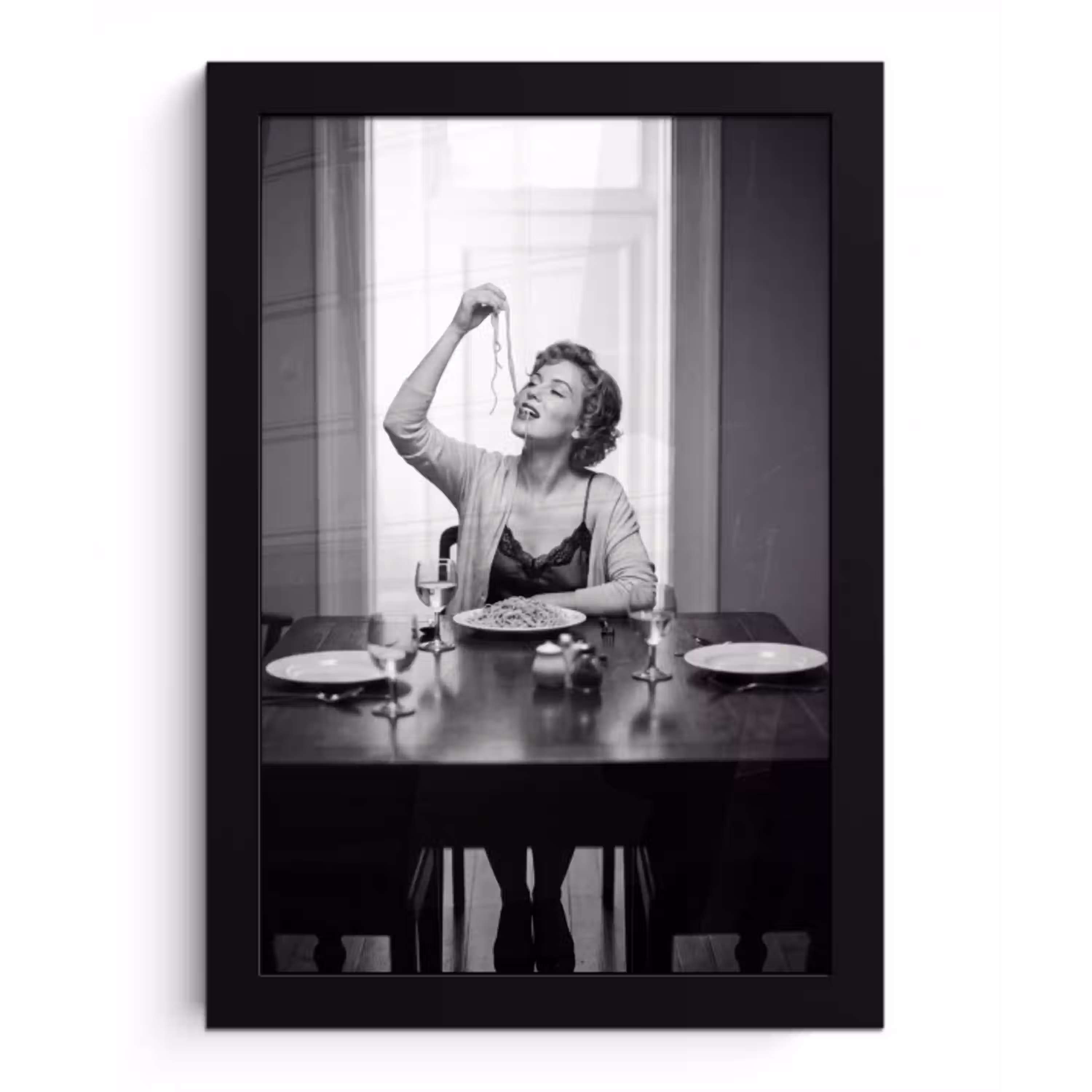 Vrouw - Spaghetti - Zwart - Wit fotolijst zwart zonder passe partout klein -3d
