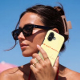 Geel - Oranje - if not now then when Toughcase MagSafe Apple iPhone 17 klein -Sfeer2V