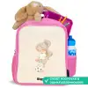 Meisje met een voetbal in beige kleuren Kinderrugzak - Roze middel -inhoud_NL