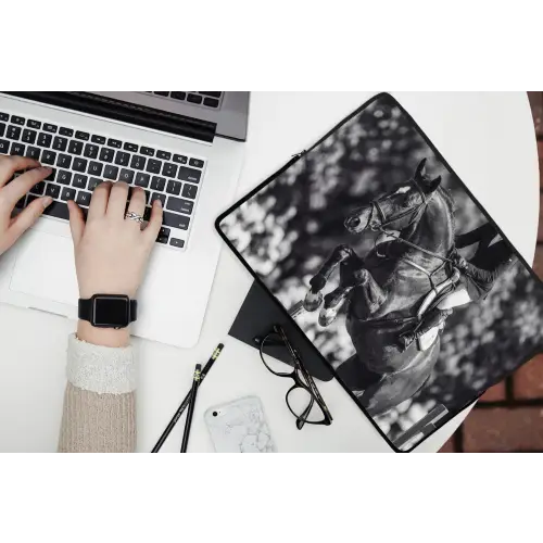 Springen - Paard - Zwart - Wit laptophoes neopreen klein -bureau