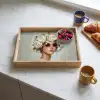 Schilderij - Vrouw - Zonnebril - Bloemenkrans Dienblad Rechthoek middel -sfeer2