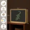 Krokodil - Groen - Tijgerachtig - Strepen Light Box met batterij (Wandlamp) middel -USP_websiteoverzichtNL