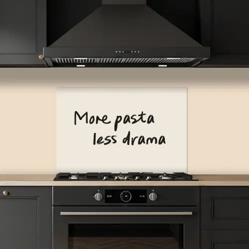 More pasta less drama keuken achterwand spatscherm klein -sfeer1