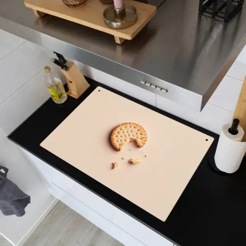 Koekje - Kruimels - beige Inductie beschemer met haakjes klein -sfeer1