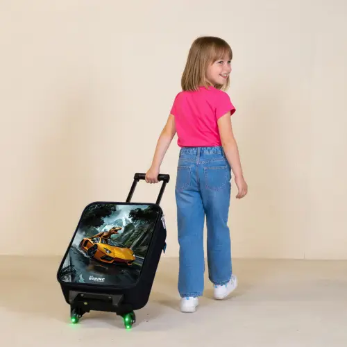 T-Rex op oranje sportauto in regenachtig woud Kinderkoffer - Zwart klein -sfeer1