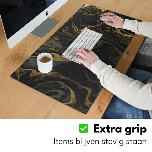 Marmer - Textuur - Grijs - Goud - Marmerlook - Luxe Muismat XXL klein -sfeer3