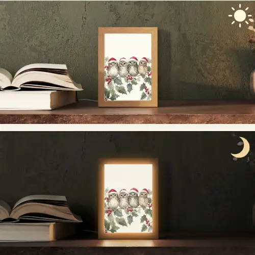 Uilen - Tak - Hulstblaadjes - Kerstmuts Light Box met kabel (Tafellamp) klein -sfeer3