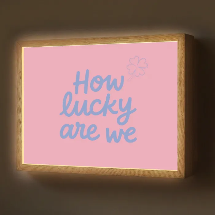 How lucky are we - Klavervier - Roze - Blauw Light Box met batterij (Wandlamp) middel -z3d_website