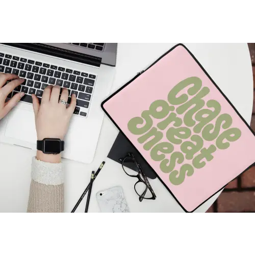 Chase greatness - Groen - Roze - Retro laptophoes neopreen klein -bureau