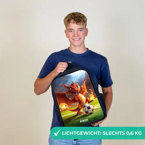 Rode draak voetbalt in zonnig stadion Rugzak - Zwart middel -sfeer7_NL