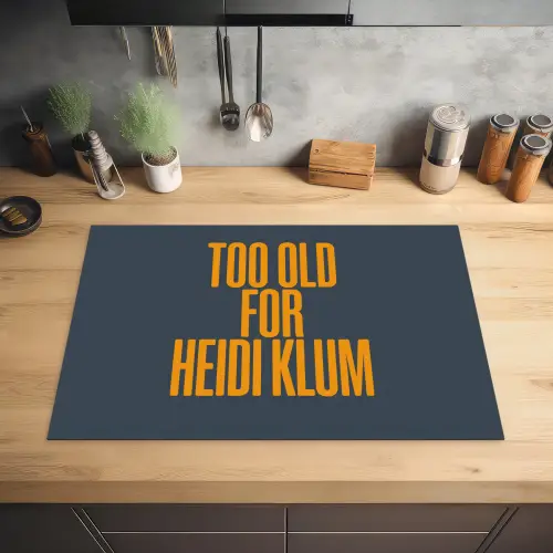 Too old for heidi klum - Geel - Blauw Inductie beschermer vinyl 3mm klein -sfeer5