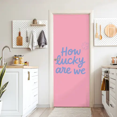 How lucky are we - Klavervier - Roze - Blauw deurposter klein -sfeer5