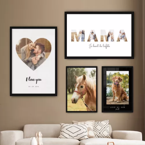 Verschillende fotolijsten hangen aan de muur
