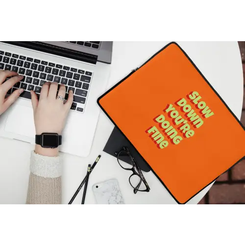 Slow down you're doing fine - Oranje - Simple laptophoes neopreen klein -bureau