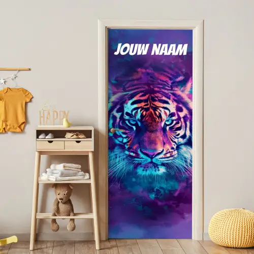 Neon tijgerkop met felle kleuren en de tekst “Deze kamer is van: jouw naam”. deurposter klein -sfeer4